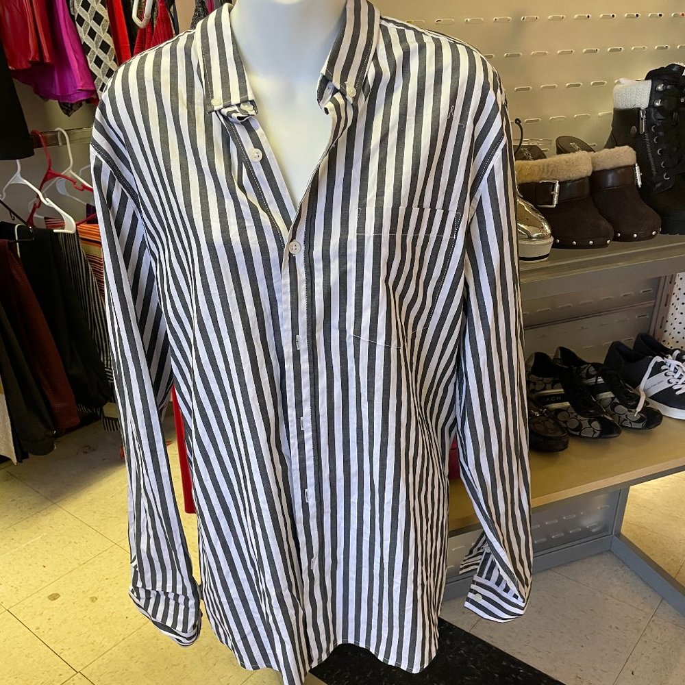 WHITE AND GREY STRIPPED BUTTON DOWN SHIRT